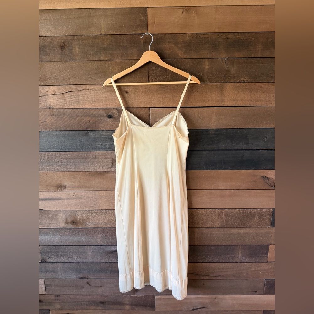 Vintage Vanity Fair Beige Lace Trim Nylon Slip Nightgown USA - Picture 12 of 12
